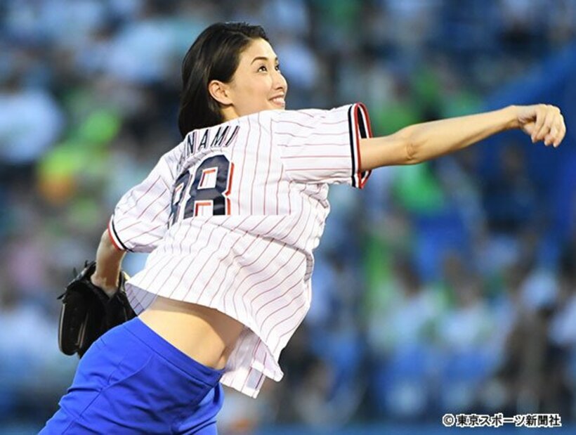  ロングパンツの下に何も着けず始球式を行った橋本マナミ