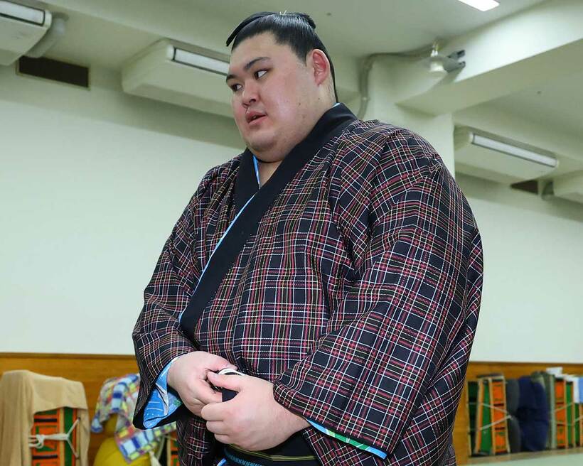 支度部屋で取材を受ける大の里　