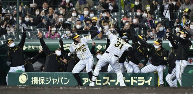  ２ランを放ったマルテ(右中)と〝ラパンパラ〟をする阪神ナイン