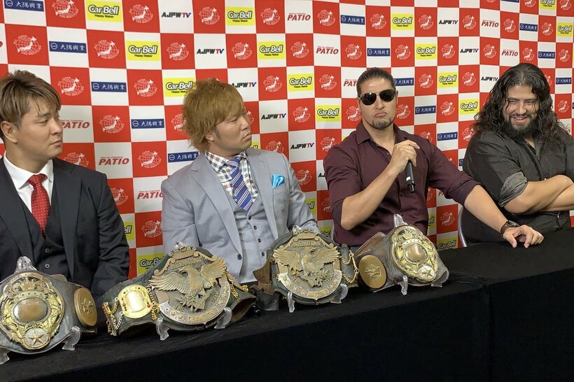会見で不穏ムードを漂わせた（左から）王者組の青柳優馬、宮原健斗と挑戦者組の斉藤ジュン、斉藤レイ