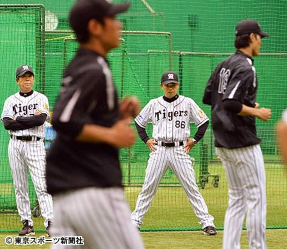 選手の動きをチェックする和田監督（後方中央）。左は平田ヘッドコーチ