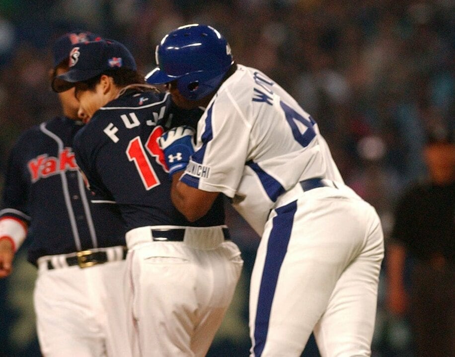 藤井(左)を殴打するウッズ(2005年5月5日)