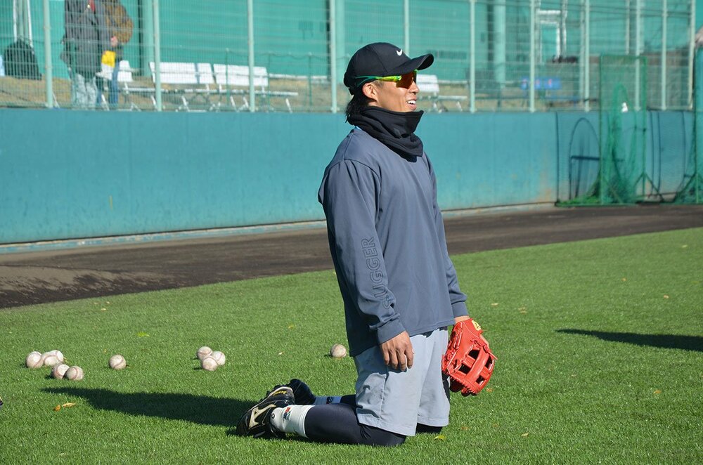 単独自主トレで守備練習を行うソフトバンクの野村勇