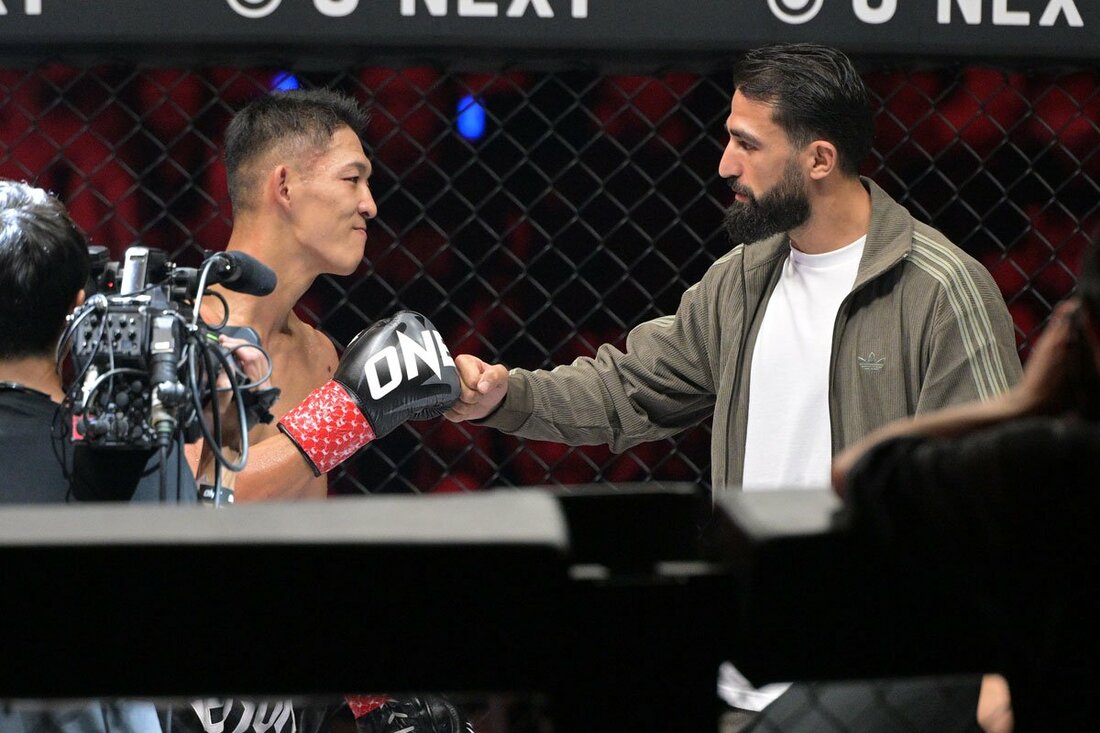 拳を合わせる野杁正明(左)とマラット・グレゴリアン