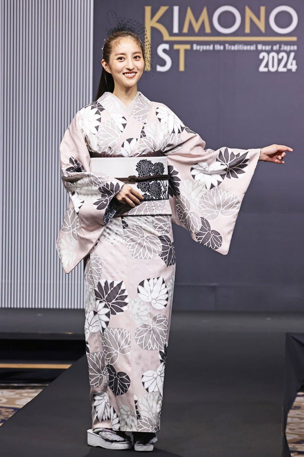 堀田茜 モダンな灰桜色の着物で登場 ランウェイには苦心「筋肉痛が来る 