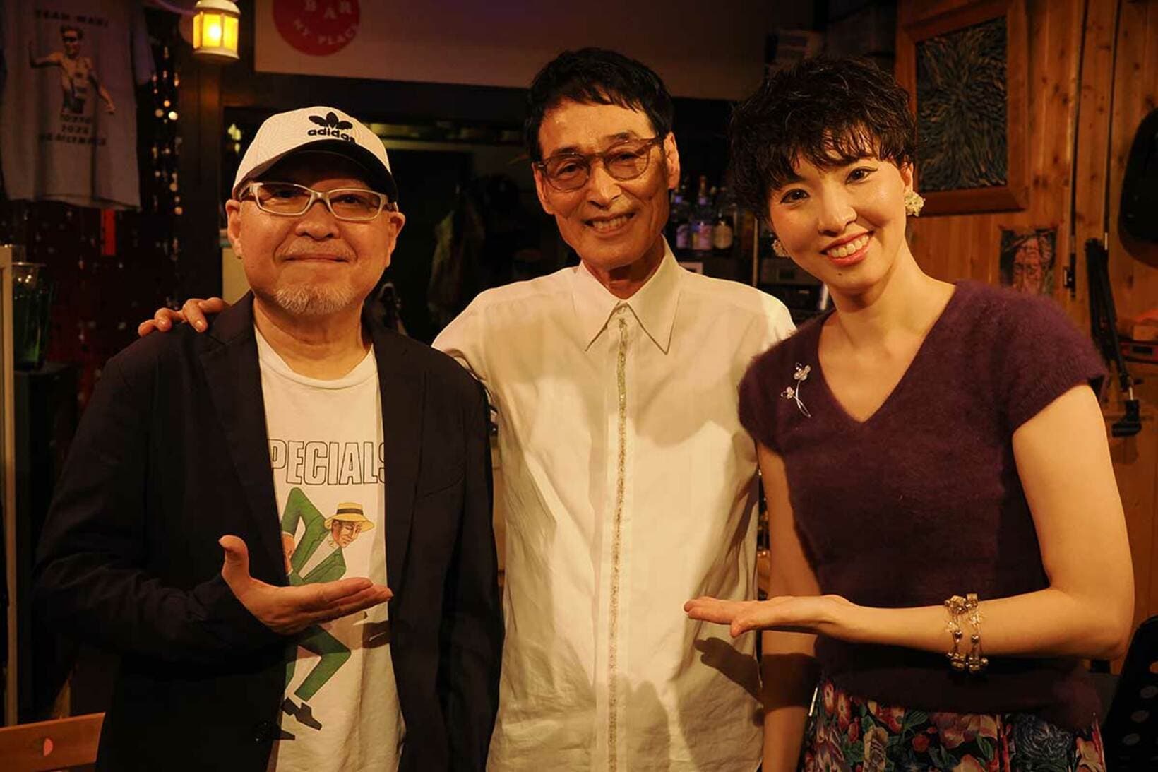 左から丸山ももたろう（Gt）、高山厳（Vo/Gt/Pf）、鈴木慶子（Vn）