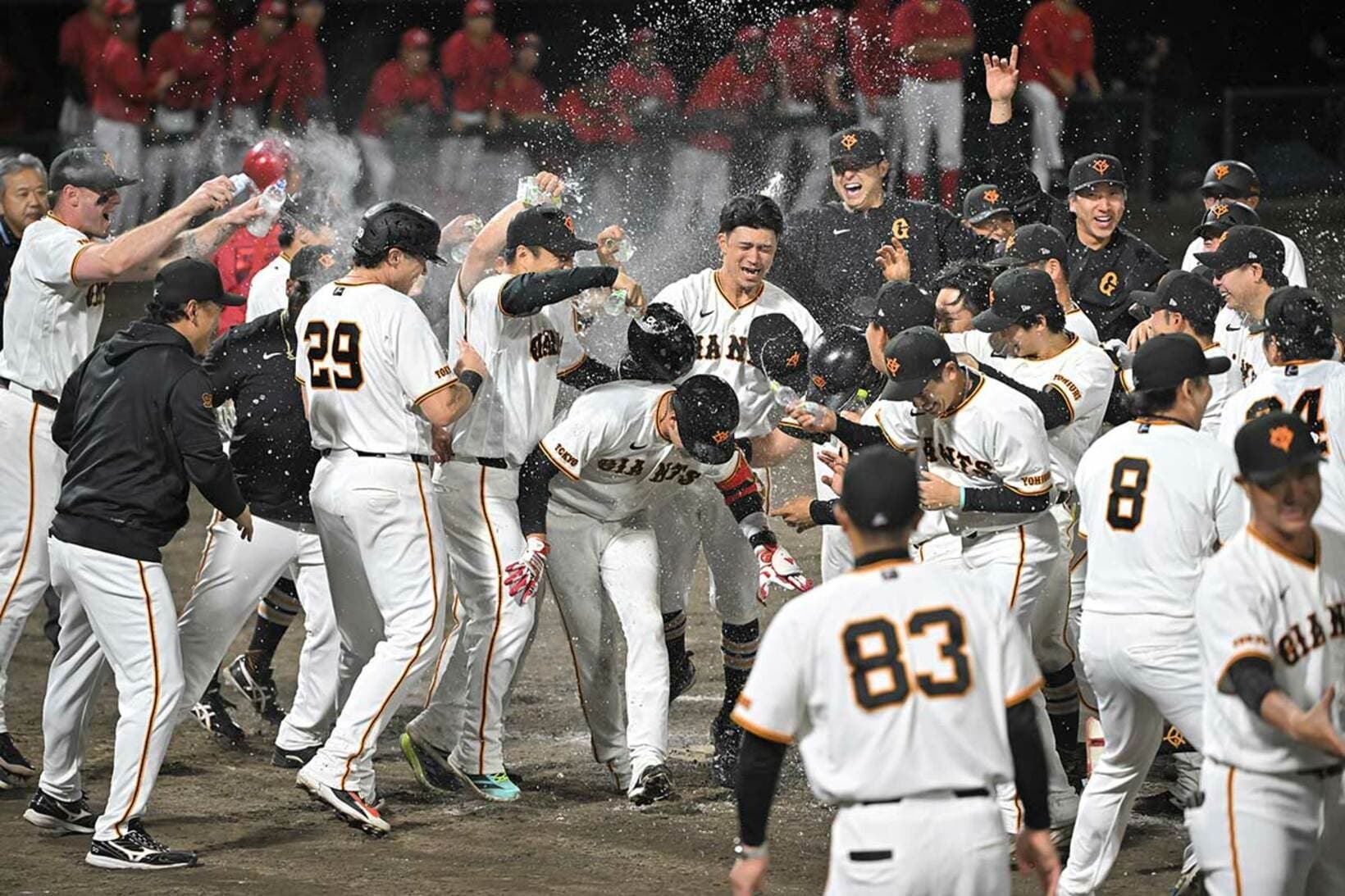 サヨナラ３ランを放った坂本勇人を祝福する巨人ナイン