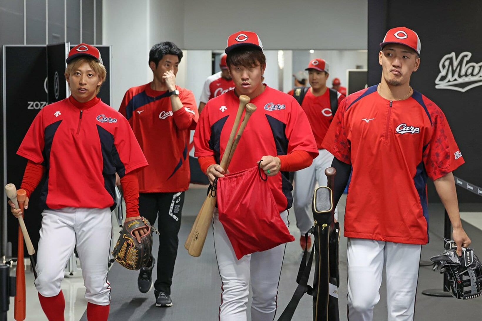 羽月元選手(左)に続き渦中の人物となった矢野(右)。中央は小園