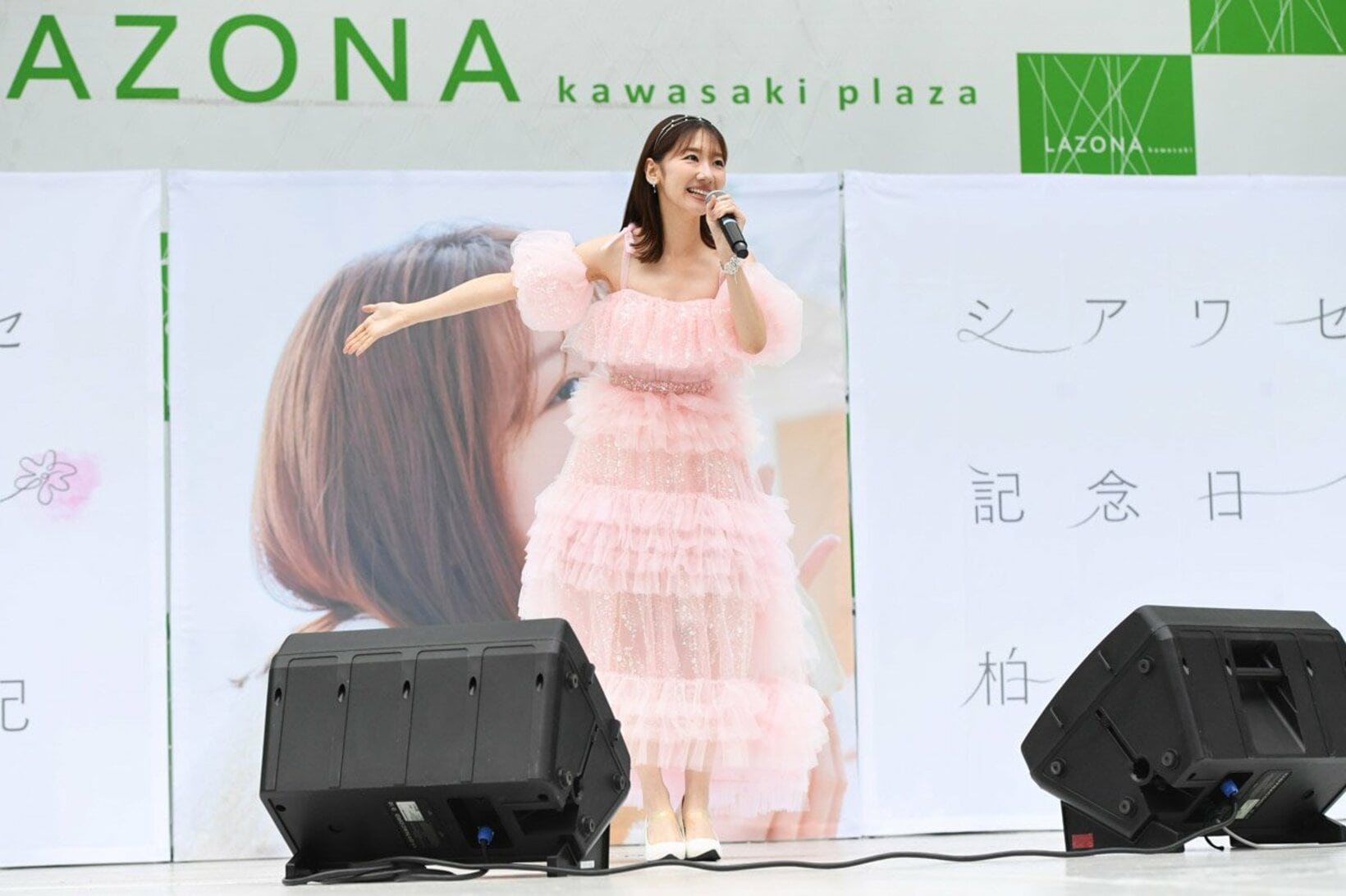 熱唱する柏木由紀