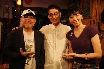 左から丸山ももたろう（Gt）、高山厳（Vo/Gt/Pf）、鈴木慶子（Vn）