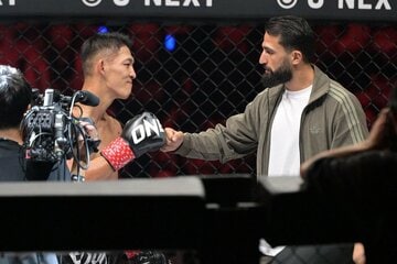 拳を合わせる野杁正明(左)とマラット・グレゴリアン
