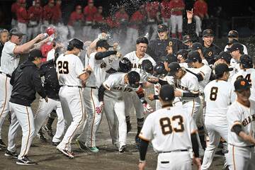 サヨナラ３ランを放った坂本勇人を祝福する巨人ナイン
