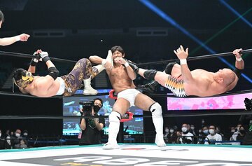  コーナーの船木(中)をいたぶるカシン(左)と藤田（東スポWeb）