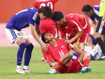 負傷した北朝鮮の選手を即座にサポートしたＭＦ大関友翔(左)