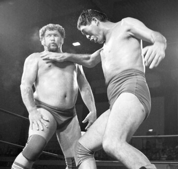  レイス（左）と馬場はＮＷＡ王座戦で激闘を繰り広げた（８０年９月４日、佐賀スポーツセンター）