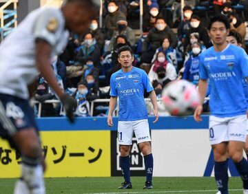  出場時間も短く、得点に絡めなかったカズ(中)
