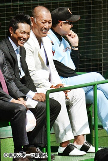 今年の巨人キャンプに上下白のスーツ姿で現れた清原氏（中）