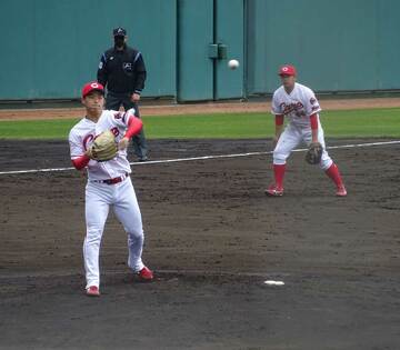  一塁にけん制球を投げる玉村（東スポWeb）