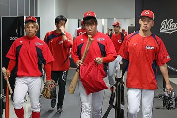 羽月元選手(左)に続き渦中の人物となった矢野(右)。中央は小園
