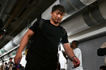 球場を後にする鈴木誠也