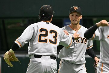 ３イニングを無失点に抑え松田（左）とタッチする巨人・直江