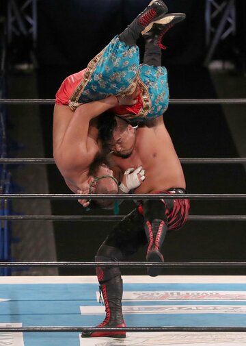  オーカーン（左）にラスト・オブ・ザ・ドラゴンを決める鷹木（東スポWeb）