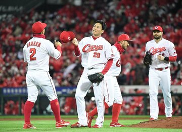  広島・栗林（左から２番目）が最後を締めナインとタッチ（東スポWeb）