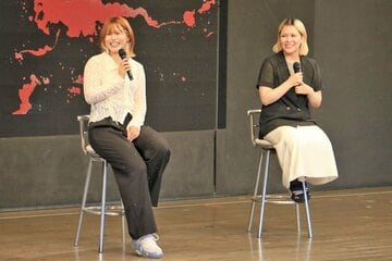 トークショーを行ったガールズケイリンの高橋朋恵(左)と中島瞳