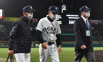  大垣日大・阪口監督(中)は「ほぼナイター」の初戦を突破（東スポWeb）