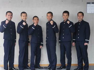  養成所チャンプ決定戦に出場する中山翔太（左）