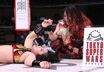  試合後、舞華(左)の健闘をたたえる詩美（東スポWeb）