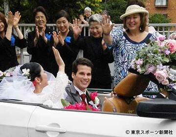 キャシー中島（右）に手を振る勝野雅奈恵（左）。中央は新郎のリカルドさん