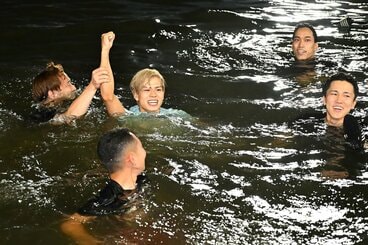 G1初勝利水神祭で水面でガッツポーズの大場恒季(中)