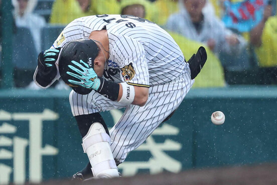 送球を避けようとした佐藤輝明だが…