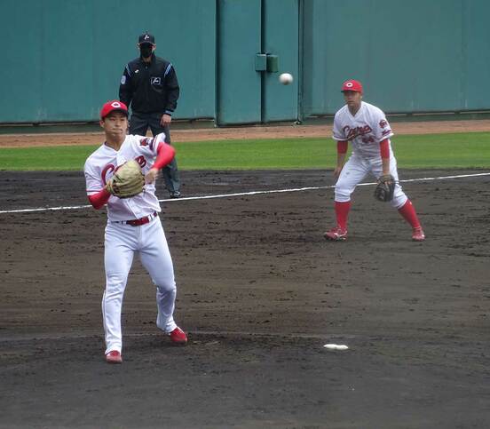  一塁にけん制球を投げる玉村（東スポWeb）