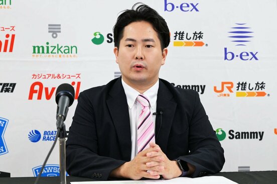 会見で方針を語ったスターダム・岡田太郎社長