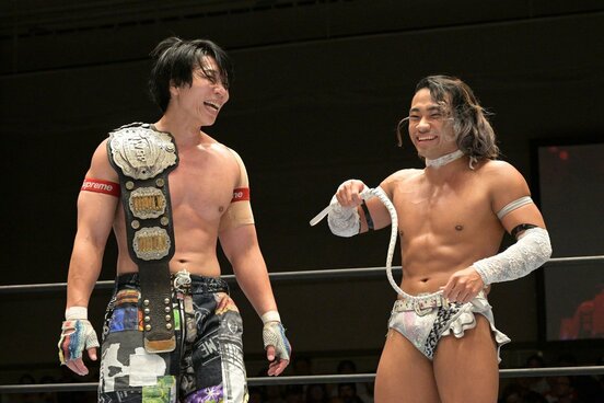 リーグ2勝目を喜ぶYOH(左)と豹