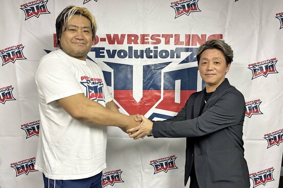 事業譲渡を発表した松木会長(右)と握手する諏訪魔　