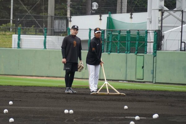 外野で話す巨人・丸佳浩外野手と亀井善行外野守備走塁コーチ
