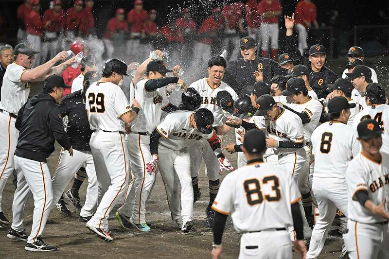 写真：【巨人】坂本勇人300号は逆転サヨナラ弾 台湾でも大谷翔平と