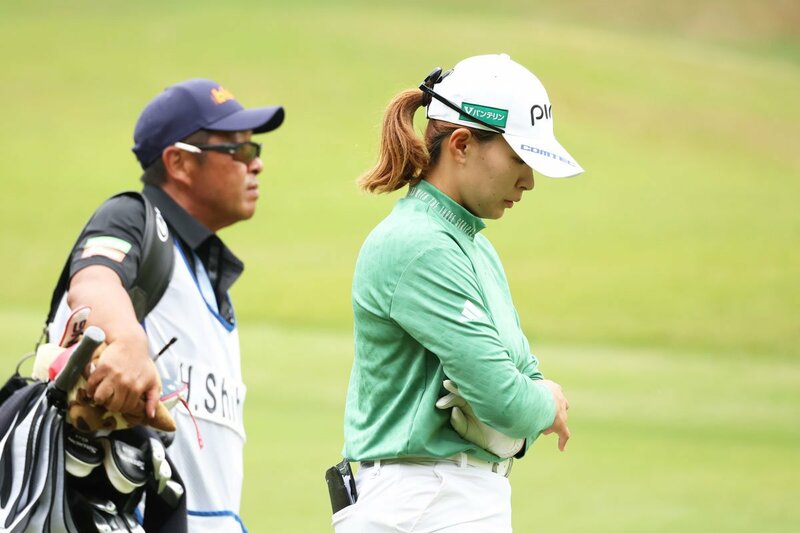 ラウンド中、考え込む場面もあった渋野日向子(右)