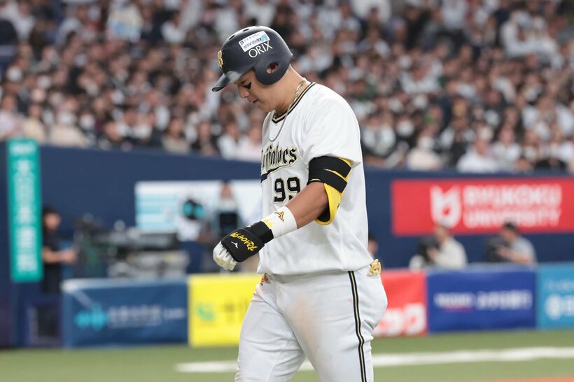 ８回、一塁まで走れず…ベンチに戻るオリックス・杉本裕太郎