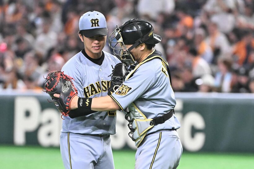 完封勝利を挙げ、捕手の伏見と抱き合う高橋遥人
