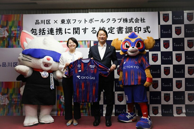 調印式に出席した森沢品川区長（左）とFC東京・白井社長（FC東京提供）