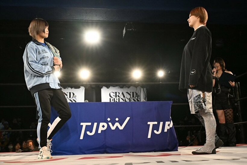 東京女子新宿大会で調印式に臨むMIRAI（左）と凍雅