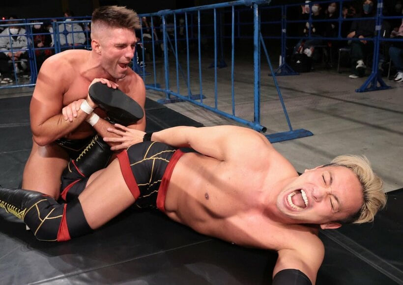  場外でもオカダ(右)をいたぶるザック