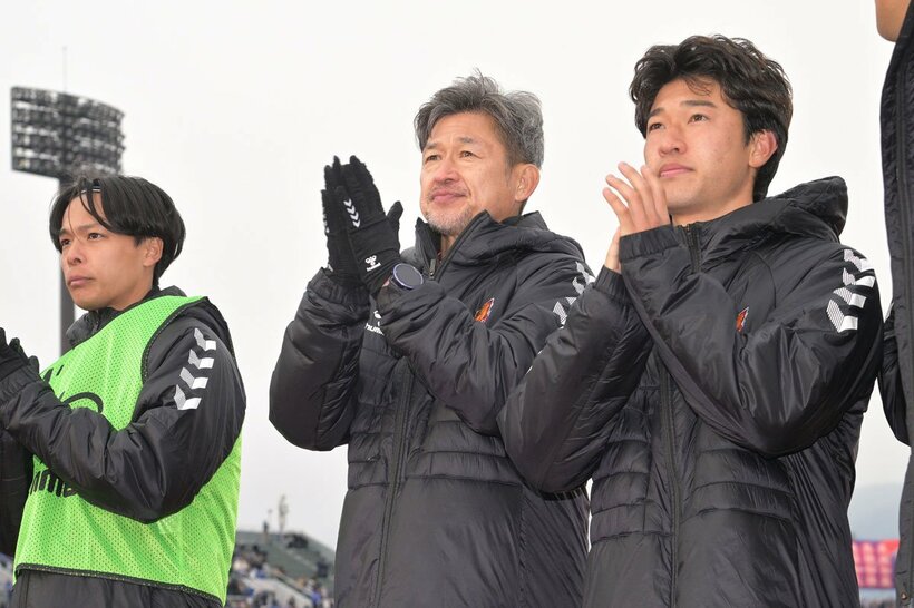 試合後、Ｊ３福島のチームメートとともにサポーターにあいさつするＦＷ三浦知良(中)