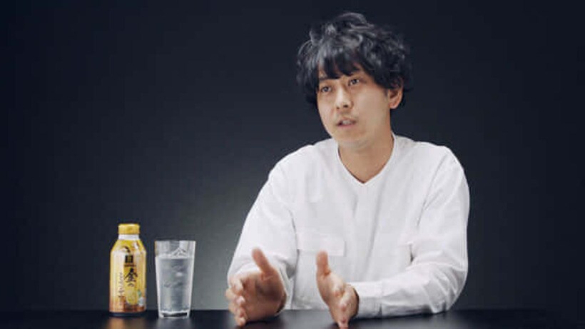  「金のレモンサワー」を試飲するレモンザムライ氏