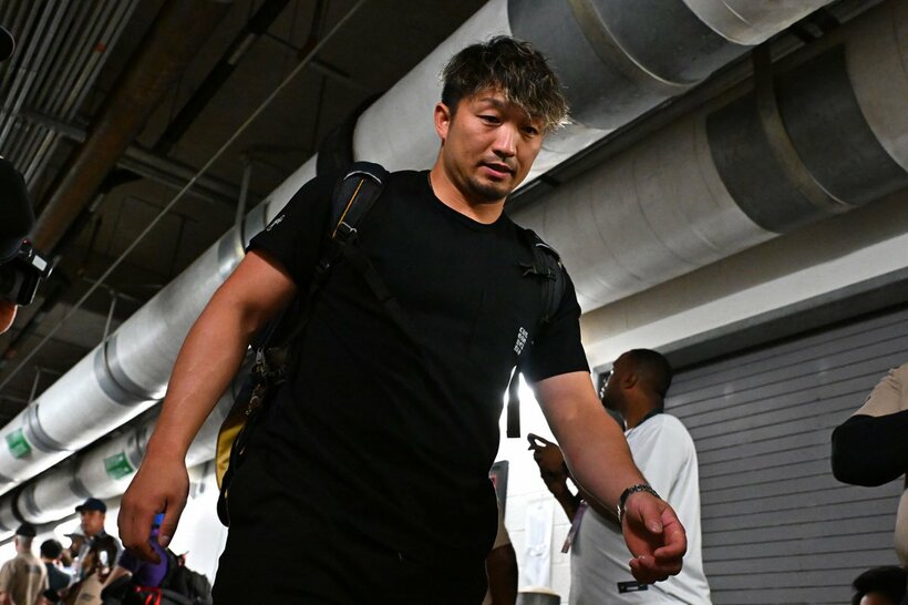 球場を後にする鈴木誠也