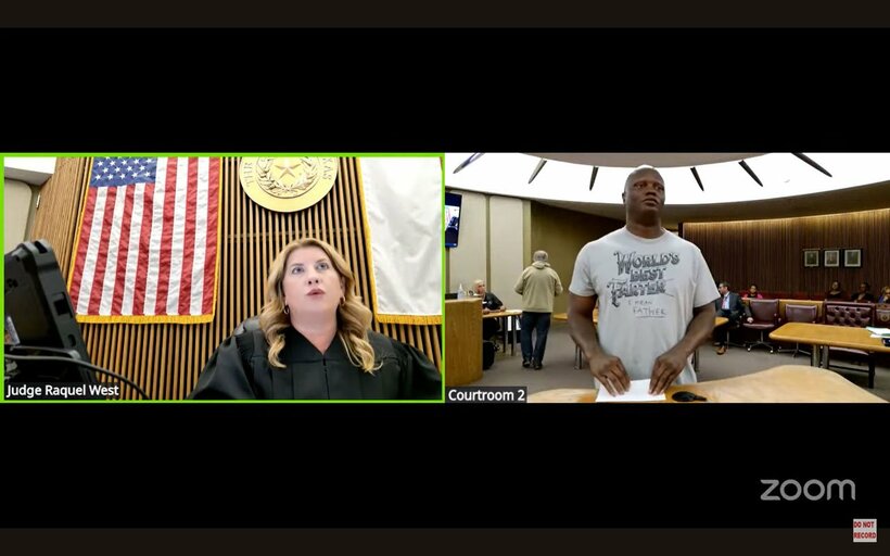 「世界一の屁こき」Tシャツを着たモリス被告を叱責するウェスト裁判官（２５２地方裁判所のユーチューブチャンネルから）